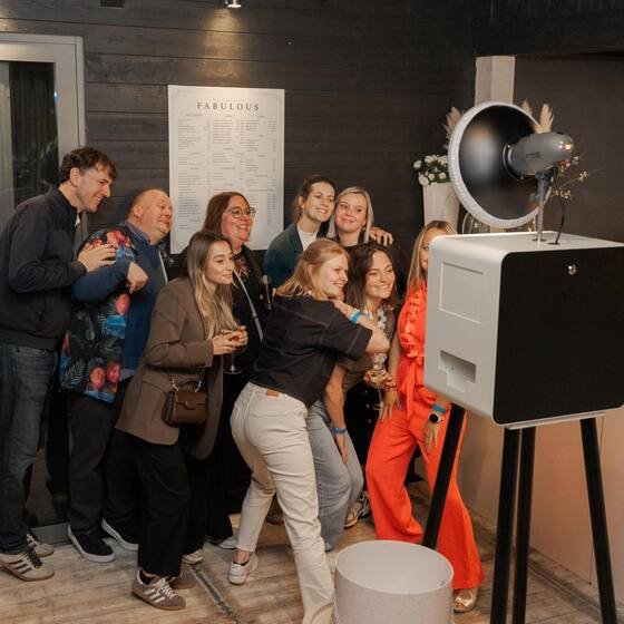 Groep vrienden bij de booth op een avondfeest