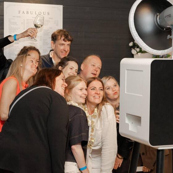 Gasten bekijken hun foto bij de booth