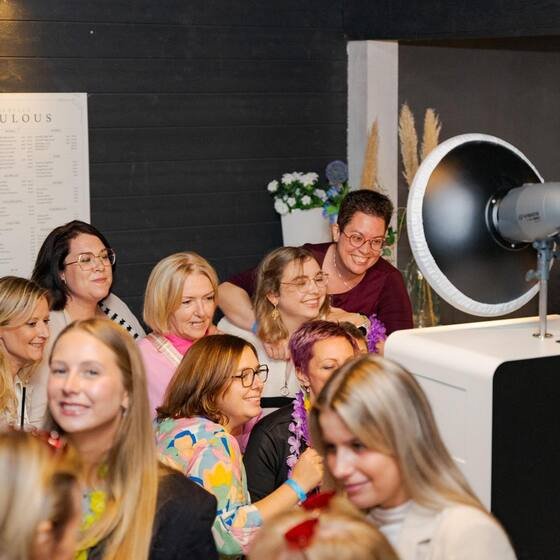 Groep vriendinnen voor de photobooth