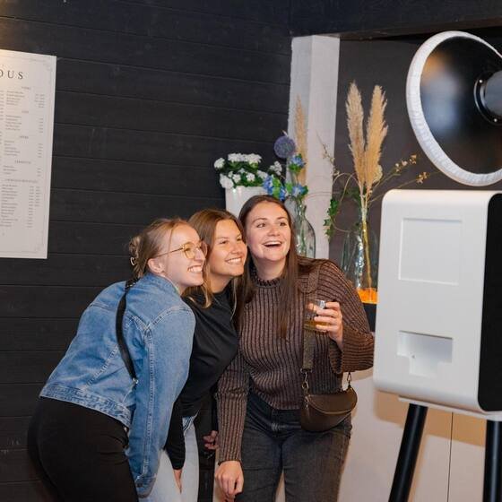 Vriendinnen bij de booth in de feestzaal