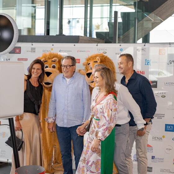 Drie gasten voor de sponsorwand