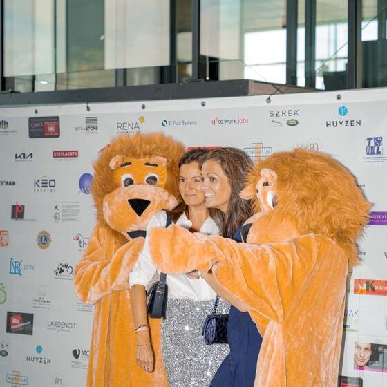 Mascottes maken een selfie met twee gastes