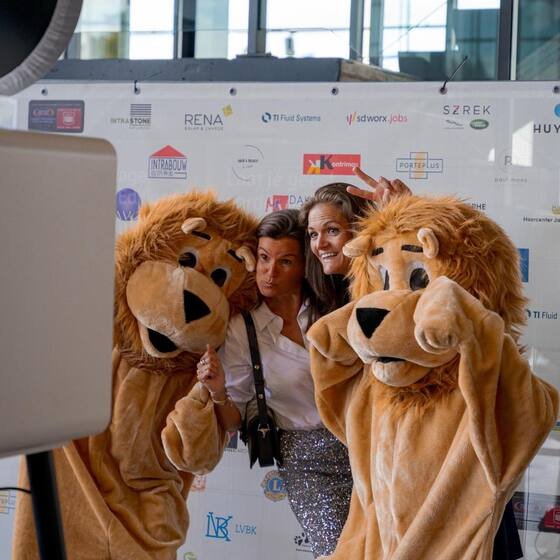 Groep poseert met de mascottes
