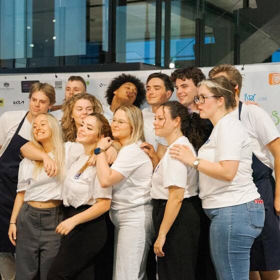 Team in witte hemden op een bedrijfsfeest