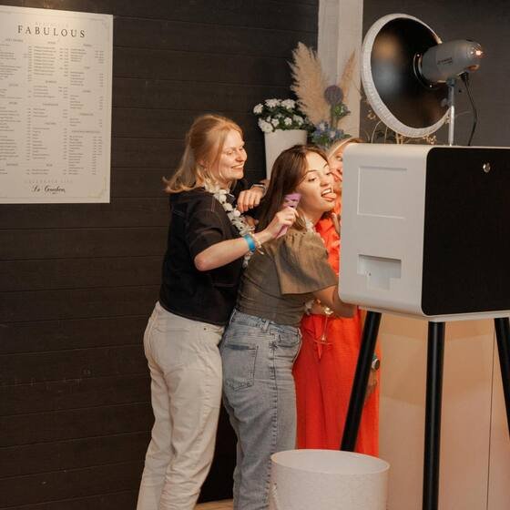 Twee gastes bij de photobooth