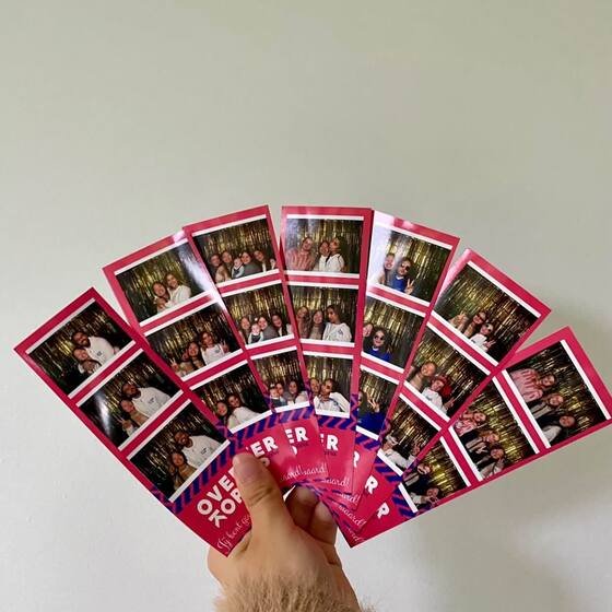 Waaier geprinte fotostrips uit de booth