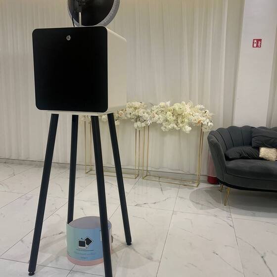 De photobooth opgesteld met bloemendecoratie