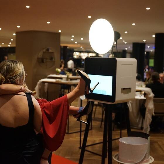 Gasten bij het scherm van de photobooth