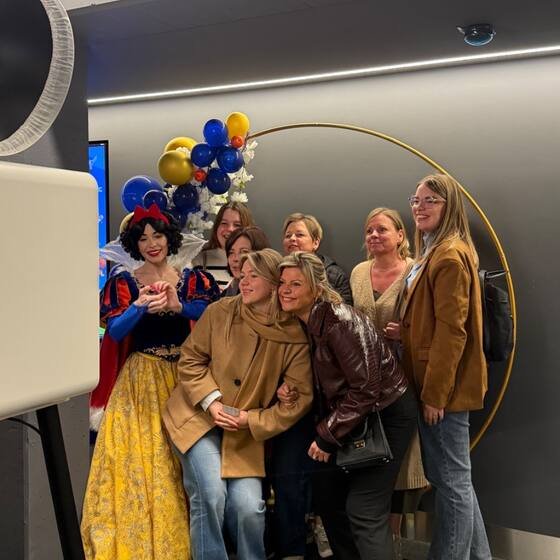 Groepsfoto bij de ballonboog