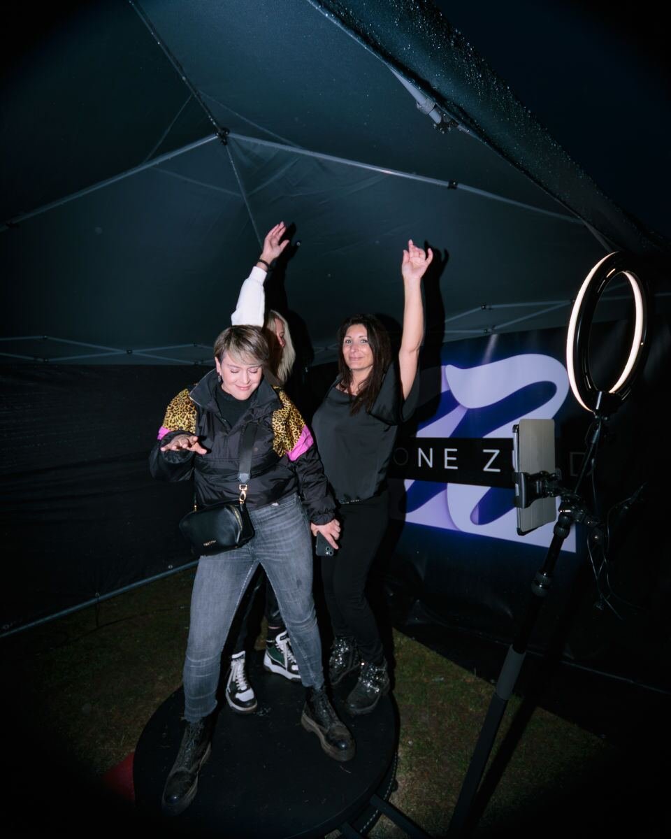 Gasten dansen in de 360 booth