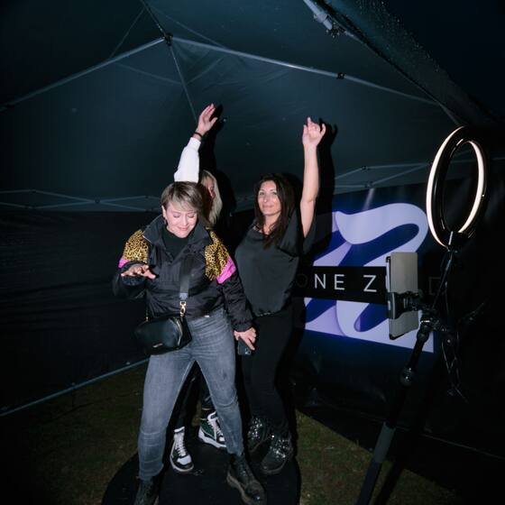 Gasten springen in de 360 booth