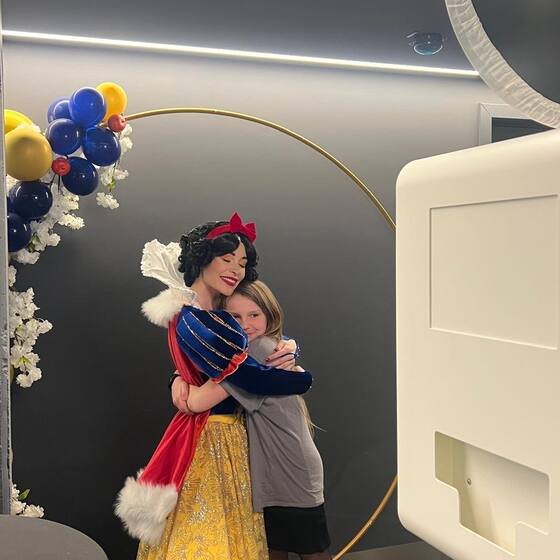 Verkleed personage bij de ballonboog