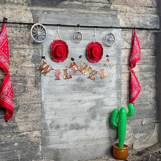 Decoratie in rood en wit bij het feest