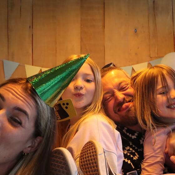 Gasten met feesthoedjes en props