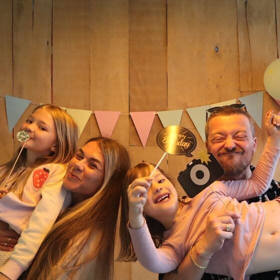 Groep vrienden lacht bij de vlaggenlijn