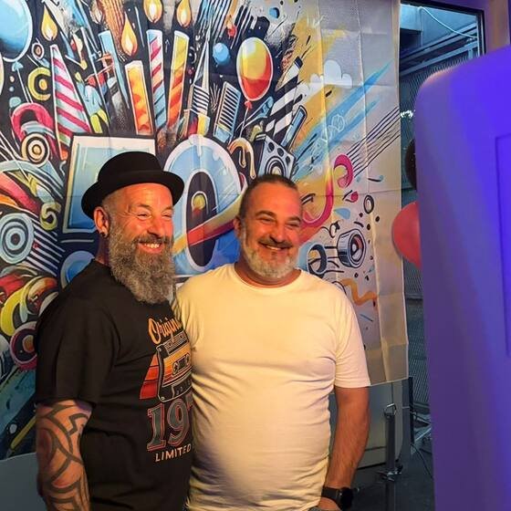 Twee gasten voor een kleurrijke graffitiwand