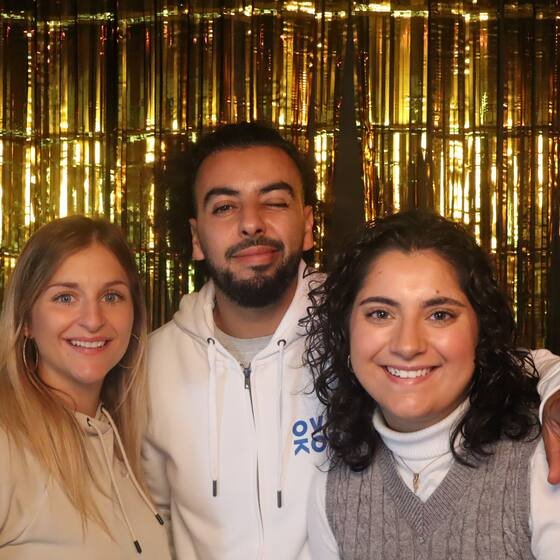 Drie gasten voor de gouden glitterachtergrond
