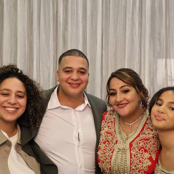 Familie in feestkledij bij de photobooth