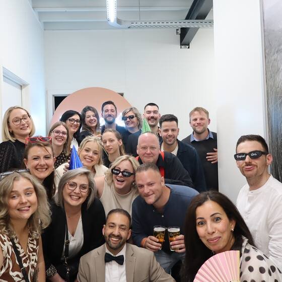 Volle groepsfoto op een bedrijfsfeest