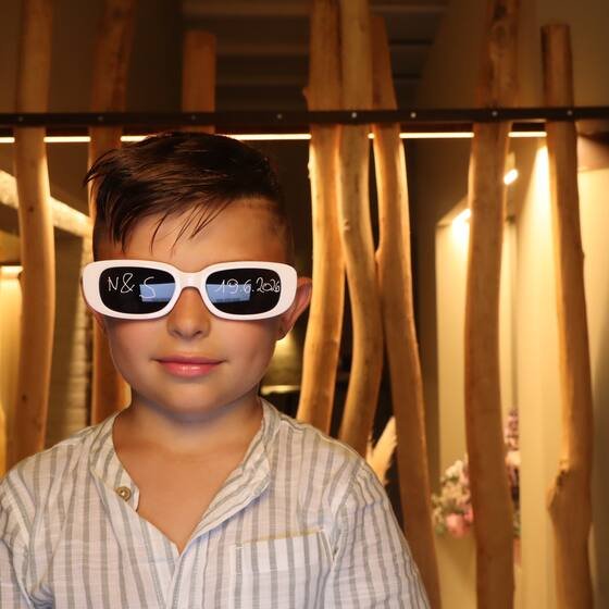 Kind met zonnebril in de photobooth