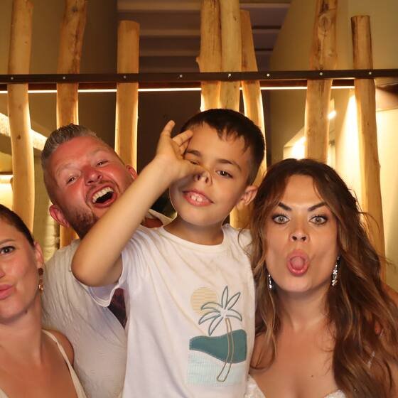 Familie met zonnebrillen bij de booth