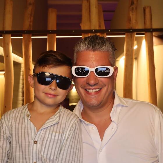 Vader en zoon in de photobooth