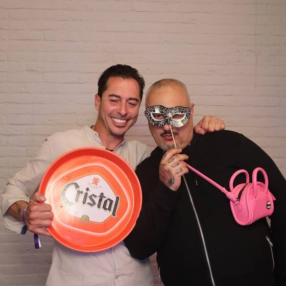 Twee gasten met props bij de booth