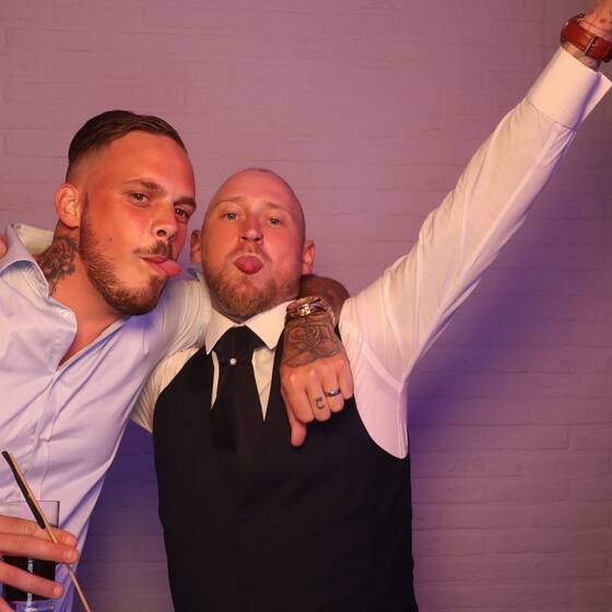 Gasten vieren feest bij de photobooth