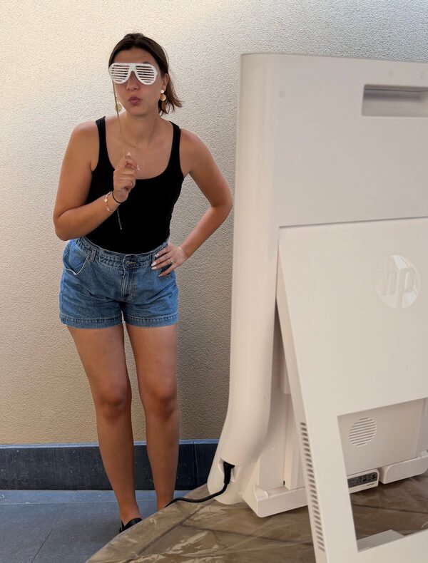 Giorgia met props naast de Sprocket photobooth